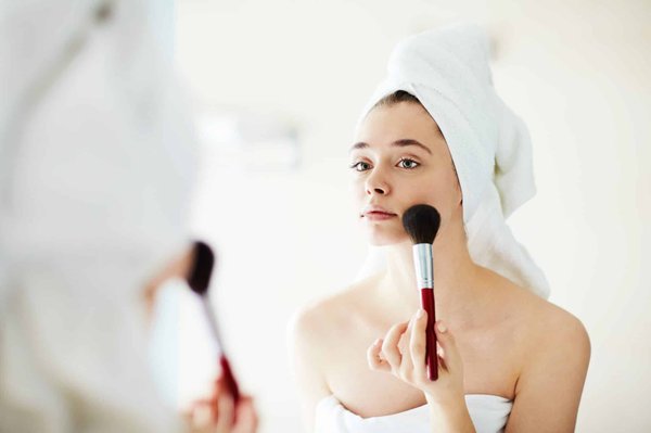 Quels sont les incontournables d'une trousse de maquillage de base ?
